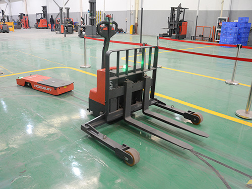 AGV電動搬運(yùn)車非標(biāo)定制展示